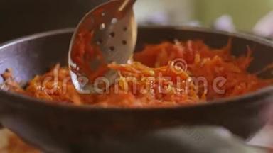 生胡萝卜是用葵花籽油在煎锅里煎的. 素食主义者室内烧烤胡萝卜
